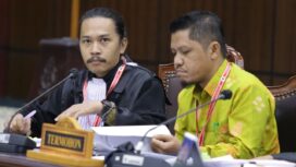Asep Alamsyah selaku kuasa hukum Termohon saat membacakan keterangan pada sidang Perkara Perselisihan Hasil Pemilihan Umum Bupati Kabupaten Banggai Kepulauan, pada Jumat (24/1) di Ruang Sidang Panel 3 MK. (Foto Humas MK)