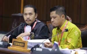 Asep Alamsyah selaku kuasa hukum Termohon saat membacakan keterangan pada sidang Perkara Perselisihan Hasil Pemilihan Umum Bupati Kabupaten Banggai Kepulauan, pada Jumat (24/1) di Ruang Sidang Panel 3 MK. (Foto Humas MK)