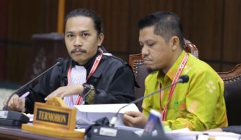 Asep Alamsyah selaku kuasa hukum Termohon saat membacakan keterangan pada sidang Perkara Perselisihan Hasil Pemilihan Umum Bupati Kabupaten Banggai Kepulauan, pada Jumat (24/1) di Ruang Sidang Panel 3 MK. (Foto Humas MK)