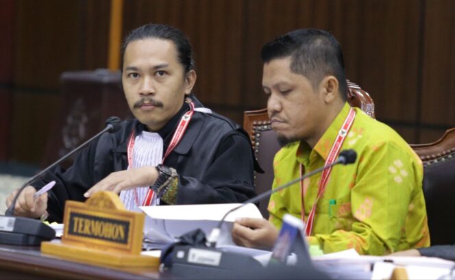 
					Asep Alamsyah selaku kuasa hukum Termohon saat membacakan keterangan pada sidang Perkara Perselisihan Hasil Pemilihan Umum Bupati Kabupaten Banggai Kepulauan, pada Jumat (24/1) di Ruang Sidang Panel 3 MK. (Foto Humas MK)
