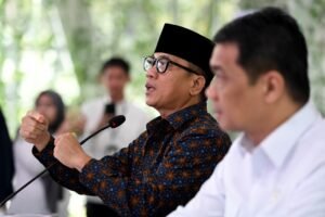 Mendes PDT Yandi Susanto (kiri) dan Wamendes PDT Ahmad Riza PAtria (kanan) 