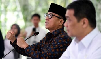 Mendes PDT Yandi Susanto (kiri) dan Wamendes PDT Ahmad Riza PAtria (kanan)