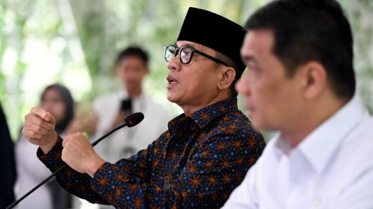 Mendes PDT Yandi Susanto (kiri) dan Wamendes PDT Ahmad Riza PAtria (kanan) 