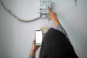 Seorang warga tengah melakukan pengisian ulang token listrik (Dok.PLN)