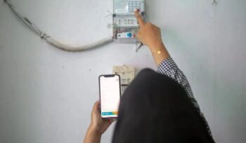 Seorang warga tengah melakukan pengisian ulang token listrik (Dok.PLN)