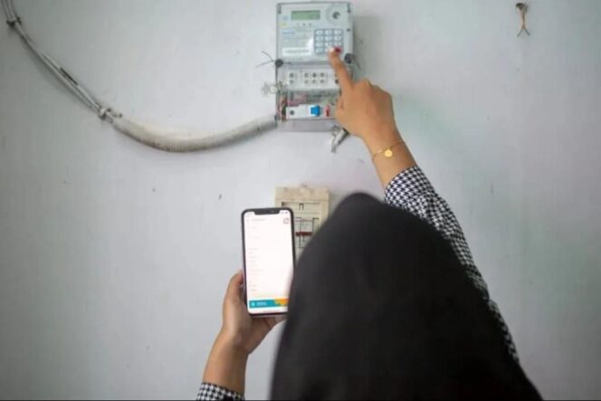 
					Seorang warga tengah melakukan pengisian ulang token listrik (Dok.PLN)