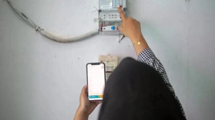 Seorang warga tengah melakukan pengisian ulang token listrik (Dok.PLN)