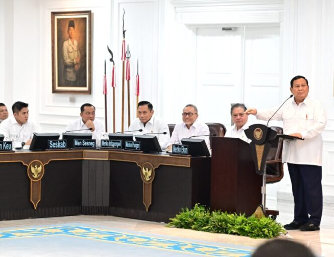 
					Presiden Prabowo Subianto memberikan pengantar pada Sidang Kabinet Paripurna (SKP), di Ruang Sidang Kabinet, Istana Kepresidenan Jakarta, pada Rabu (22/01/2025). (Foto: BPMI Setpres)