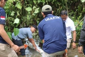 Polisi saat olah Tempat Kejadian Perkara (TKP) penemuan mayat adik Naya di kawasan rawa-rawa Desa Bone Baru, Banggai Utara (Dok.Humas res Bangkep)