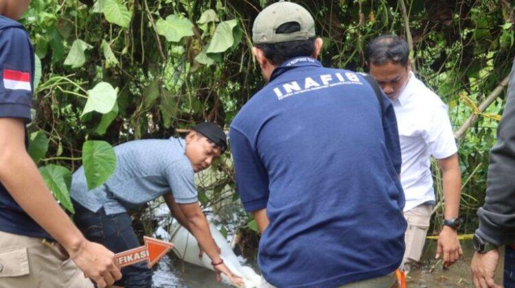 Polisi saat olah Tempat Kejadian Perkara (TKP) penemuan mayat adik Naya di kawasan rawa-rawa Desa Bone Baru, Banggai Utara (Dok.Humas res Bangkep)