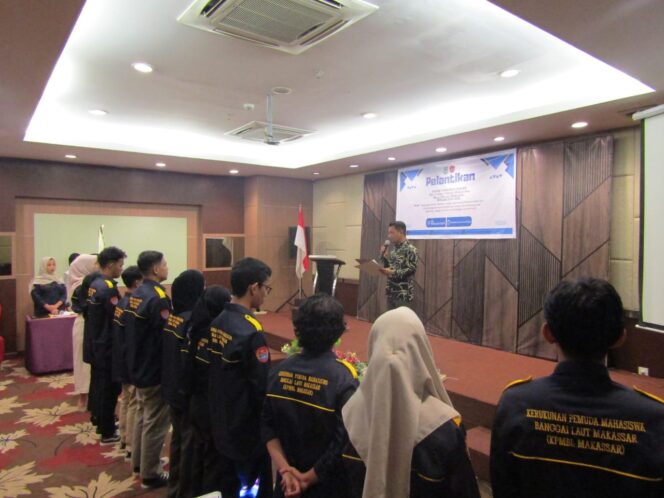 
					Wakil Ketua II DPRD Abukar O.Sumail saat melantik pengurus KPMBL-Makassar 2025-2026(Ist)