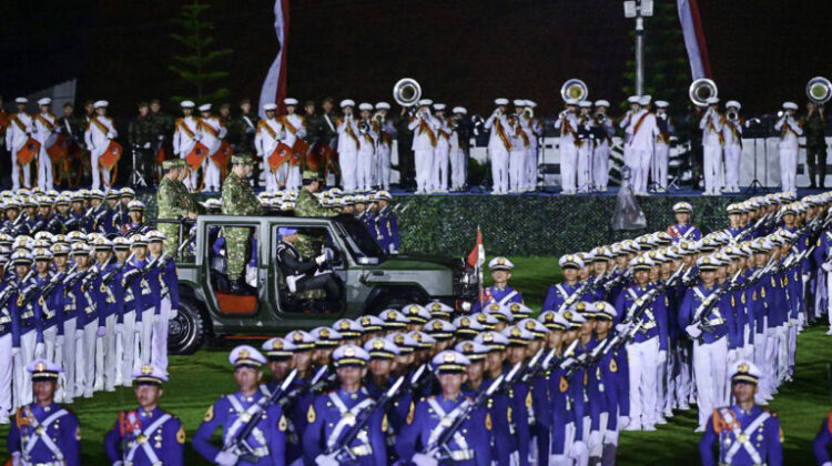 Presiden Prabowo Pimpin Upacara Parade Senja di Akmil Magelang