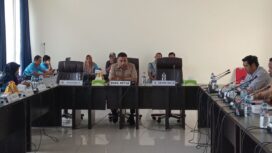 Wakil Ketua DPRD Banggai Laut Jamaludin R. Bunsiang memimpin Rapat Dengar Pendapat (RDP) persoalan Desa Matanga, Banggai Selatan. Jumat 7 Februari 2025 (Foto: Nomo/ BanggaiTerkini)