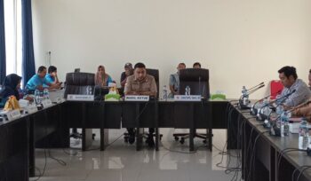 Wakil Ketua DPRD Banggai Laut Jamaludin R. Bunsiang memimpin Rapat Dengar Pendapat (RDP) persoalan Desa Matanga, Banggai Selatan. Jumat 7 Februari 2025 (Foto: Nomo/ BanggaiTerkini)