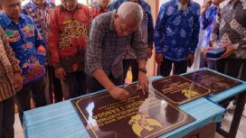 Bupati Sofyan Kaepa saat meresmikan gedung baru SMP N 1 Banggai, Kamis 13 Februari 2025 (Foto: Nomo/BanggaiTerkini)