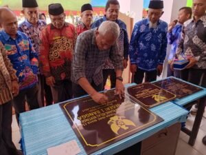 Bupati Sofyan Kaepa saat meresmikan gedung baru SMP N 1 Banggai, Kamis 13 Februari 2025 (Foto: Nomo/BanggaiTerkini)