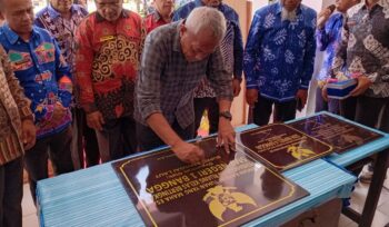 Bupati Sofyan Kaepa saat meresmikan gedung baru SMP N 1 Banggai, Kamis 13 Februari 2025 (Foto: Nomo/BanggaiTerkini)