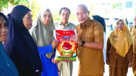 Bupati Banggai Laut Sofyan Kaepa memberikan sembako ke warga di pasar murah yang digelar di kawasan Taman Kota Banggai (Ist)