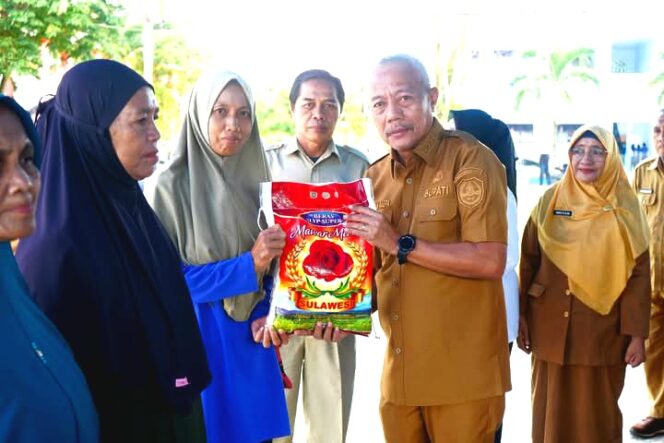 
					Bupati Banggai Laut Sofyan Kaepa memberikan sembako ke warga di pasar murah yang digelar di kawasan Taman Kota Banggai (Ist)