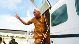 Bupati Banggai Laut, Sofyan Kaepa ikut penerbangan perdana Susi Air dari Bandara Maulana Prins Mandapar Banggai Laut ke Bandara Luwuk Kabupaten Banggai (Ist)