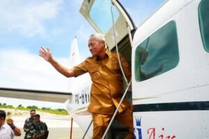 Bupati Banggai Laut, Sofyan Kaepa ikut penerbangan perdana Susi Air dari Bandara Maulana Prins Mandapar Banggai Laut ke Bandara Luwuk Kabupaten Banggai (Ist)