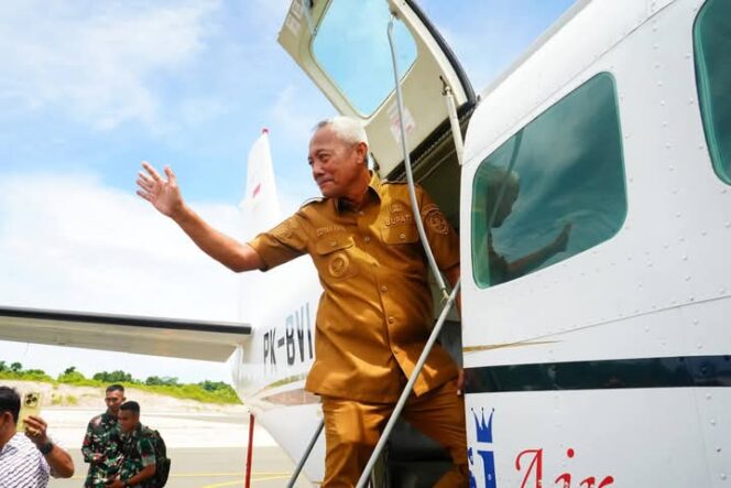 
					Bupati Banggai Laut, Sofyan Kaepa ikut penerbangan perdana Susi Air dari Bandara Maulana Prins Mandapar Banggai Laut ke Bandara Luwuk Kabupaten Banggai (Ist)