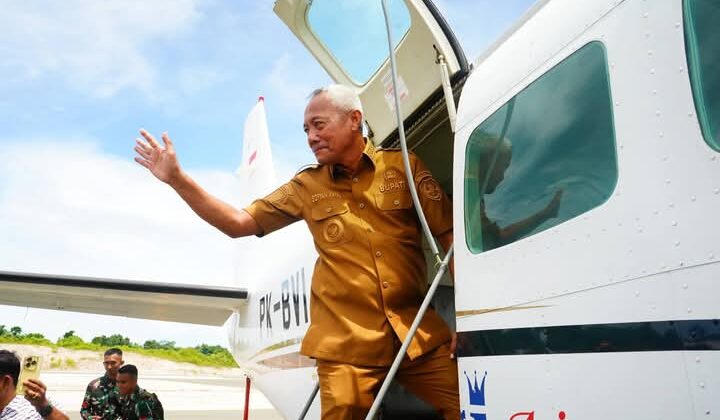 Bupati Banggai Laut, Sofyan Kaepa ikut penerbangan perdana Susi Air dari Bandara Maulana Prins Mandapar Banggai Laut ke Bandara Luwuk Kabupaten Banggai (Ist)