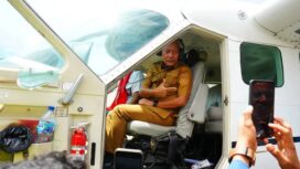Bupati Sofyan Kaepa saat ikut penerbangan perdana pesawat perintis Susi Air (Ist)