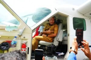 Bupati Sofyan Kaepa saat ikut penerbangan perdana pesawat perintis Susi Air (Ist)