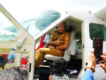 Bupati Sofyan Kaepa saat ikut penerbangan perdana pesawat perintis Susi Air (Ist)