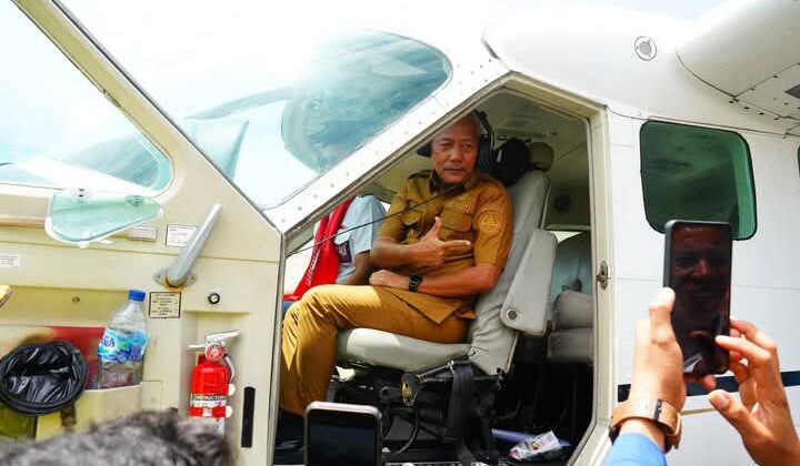 Bupati Sofyan Kaepa saat ikut penerbangan perdana pesawat perintis Susi Air (Ist)