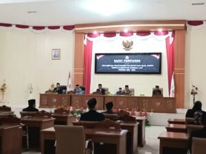 Ketua DPRD Banggai Laut Patwan Kuba memimpin paripurna penyampaian pidato perdana Bupati Sofyan Kaepa (Foto: Nomo/BanggaiTerkini)