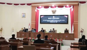 Ketua DPRD Banggai Laut Patwan Kuba memimpin paripurna penyampaian pidato perdana Bupati Sofyan Kaepa (Foto: Nomo/BanggaiTerkini)