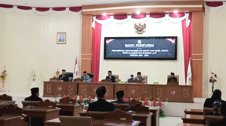 Ketua DPRD Banggai Laut Patwan Kuba memimpin paripurna penyampaian pidato perdana Bupati Sofyan Kaepa (Foto: Nomo/BanggaiTerkini)