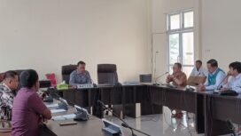 Ketua DPRD Banggai Laut, Patwan Kuba memimpin RDP bersama PLN, Senin 10 Maret 2025 (Foto: Nomo/BanggaiTerkini)