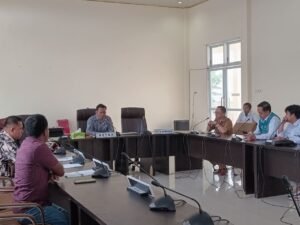 Ketua DPRD Banggai Laut, Patwan Kuba memimpin RDP bersama PLN, Senin 10 Maret 2025 (Foto: Nomo/BanggaiTerkini)