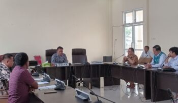 Ketua DPRD Banggai Laut, Patwan Kuba memimpin RDP bersama PLN, Senin 10 Maret 2025 (Foto: Nomo/BanggaiTerkini)