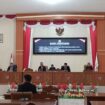 Ketua DPRD Patwan Kuba bersama Wabup Ablit H.Ilyas saat memimpin rapat paripurna pembahasan LKPJ Bupati TA 2024 didampingi Wakil Ketua Jamaludin R.Bunsiang dan Wakil Ketua Abukar O. Sumail (Foto:Nomo/BanggaiTerkini)
