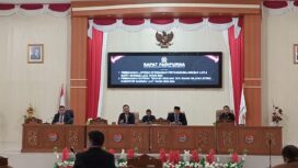 Ketua DPRD Patwan Kuba bersama Wabup Ablit H.Ilyas saat memimpin rapat paripurna pembahasan LKPJ Bupati TA 2024 didampingi Wakil Ketua Jamaludin R.Bunsiang dan Wakil Ketua Abukar O. Sumail (Foto:Nomo/BanggaiTerkini)