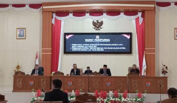 Ketua DPRD Patwan Kuba bersama Wabup Ablit H.Ilyas saat memimpin rapat paripurna pembahasan LKPJ Bupati TA 2024 didampingi Wakil Ketua Jamaludin R.Bunsiang dan Wakil Ketua Abukar O. Sumail (Foto:Nomo/BanggaiTerkini)