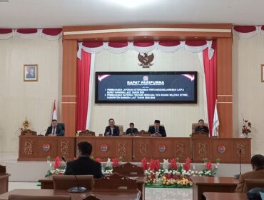 Ketua DPRD Patwan Kuba bersama Wabup Ablit H.Ilyas saat memimpin rapat paripurna pembahasan LKPJ Bupati TA 2024 didampingi Wakil Ketua Jamaludin R.Bunsiang dan Wakil Ketua Abukar O. Sumail (Foto:Nomo/BanggaiTerkini)