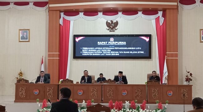 Ketua DPRD Patwan Kuba bersama Wabup Ablit H.Ilyas saat memimpin rapat paripurna pembahasan LKPJ Bupati TA 2024 didampingi Wakil Ketua Jamaludin R.Bunsiang dan Wakil Ketua Abukar O. Sumail (Foto:Nomo/BanggaiTerkini)