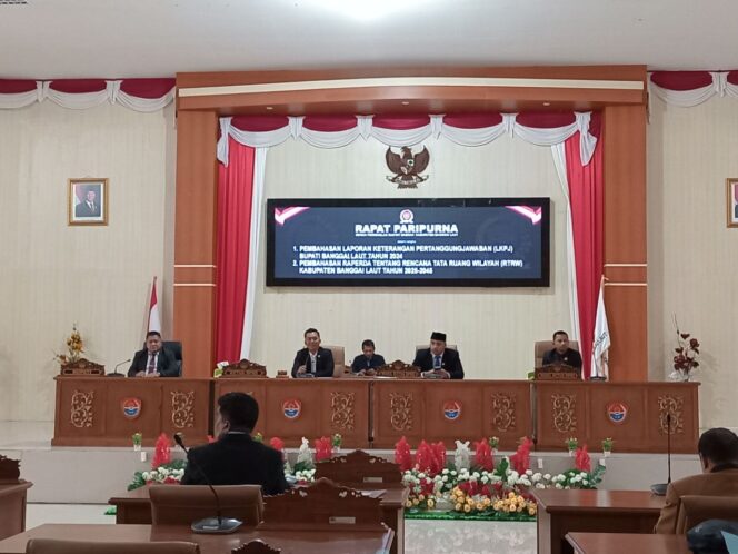 
					Ketua DPRD Patwan Kuba bersama Wabup Ablit H.Ilyas saat memimpin rapat paripurna pembahasan LKPJ Bupati TA 2024 didampingi Wakil Ketua Jamaludin R.Bunsiang dan Wakil Ketua Abukar O. Sumail (Foto:Nomo/BanggaiTerkini)