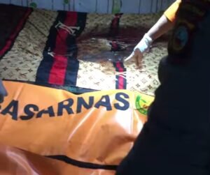 Proses evakuasi penemuam mayat di Kelurahan Dodung, Banggai Laut (Ist)