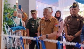 Bupati Banggai Laut Sofyan Kaepa melakukan peresmian mal pelayanan publik (Foto: Nomo/BanggaiTerkini)