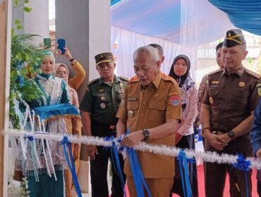 Bupati Banggai Laut Sofyan Kaepa melakukan peresmian mal pelayanan publik (Foto: Nomo/BanggaiTerkini)
