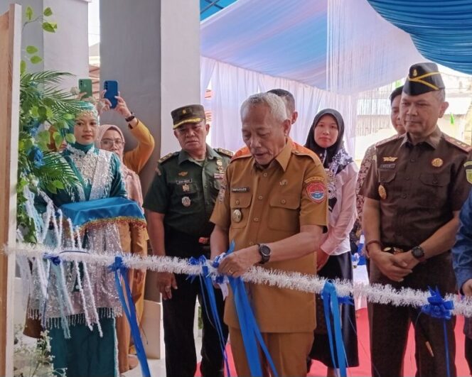 
					Bupati Banggai Laut Sofyan Kaepa melakukan peresmian mal pelayanan publik (Foto: Nomo/BanggaiTerkini)