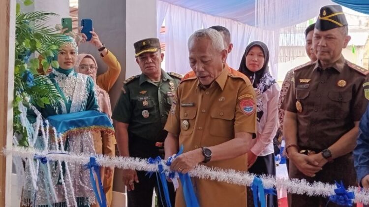 Bupati Banggai Laut Sofyan Kaepa melakukan peresmian mal pelayanan publik (Foto: Nomo/BanggaiTerkini)