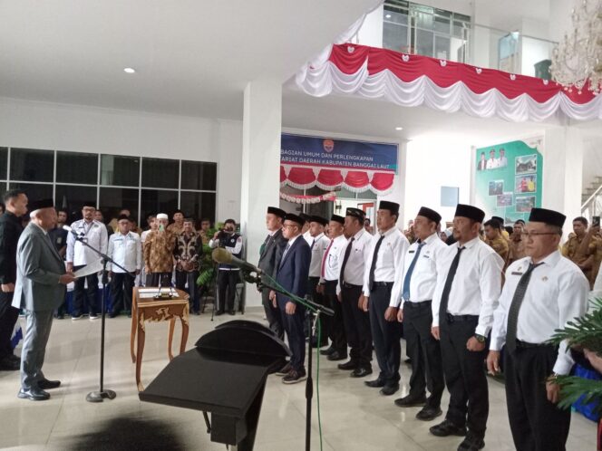 
					Prosesi pelantikan dan pengambilan sumpah jabatan pimpinan tertinggi pratama, jabatan administrator dan jabatan (Foto : Nomo/BanggaiTerkini)