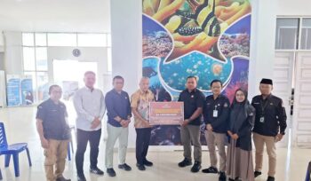 Prosesi penyerahan sisa dana hibah Pilkada oleh KPU Banggai Laut ke Pemda (Ist)